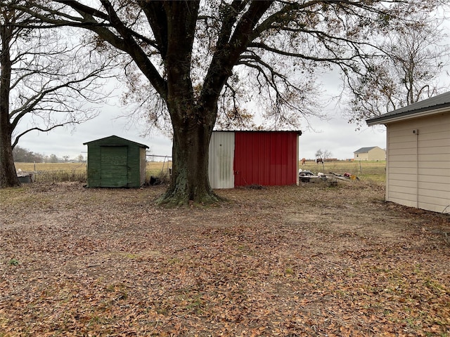 view of yard with an outbuilding