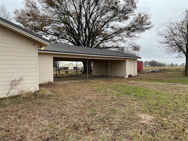 view of yard featuring a carport