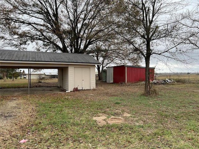 view of yard with a shed