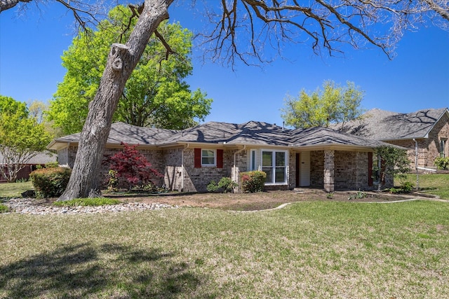 single story home with a front lawn