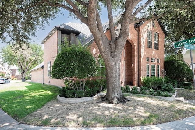 view of front facade featuring a front lawn