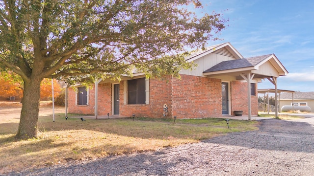 view of front of house with a front lawn