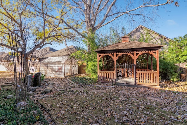 view of yard featuring a storage shed