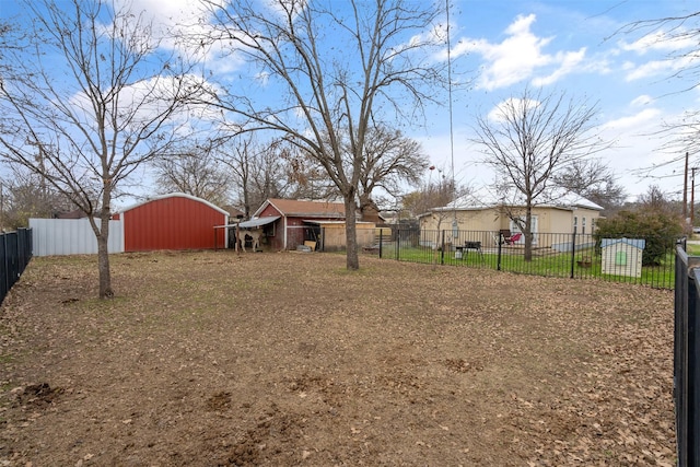 view of yard with an outbuilding