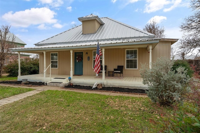 view of front facade featuring covered porch and a front lawn