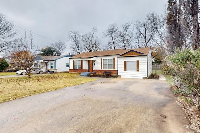 single story home featuring a front yard