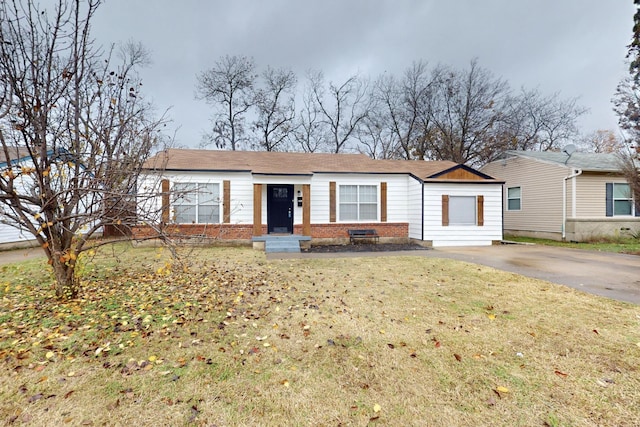 single story home with a front lawn