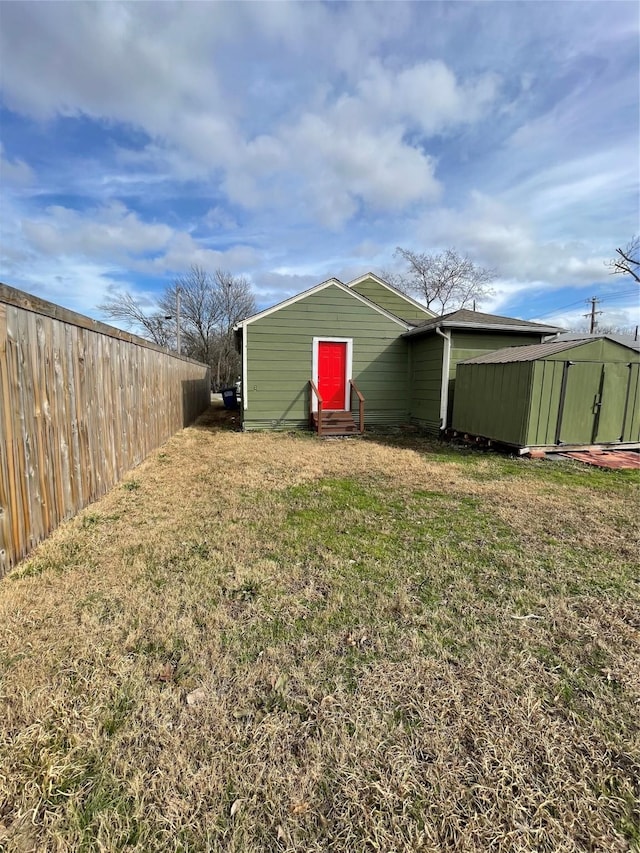 view of yard with a storage shed