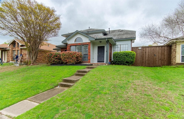 view of front facade featuring a front yard