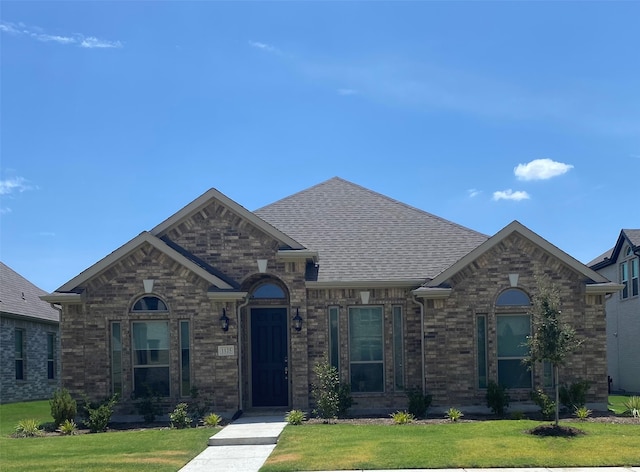 view of front of house featuring a front yard