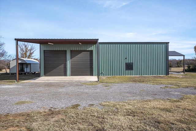 view of outdoor structure featuring an outbuilding