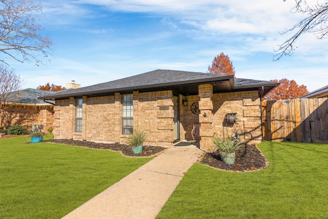 prairie-style house featuring a front lawn