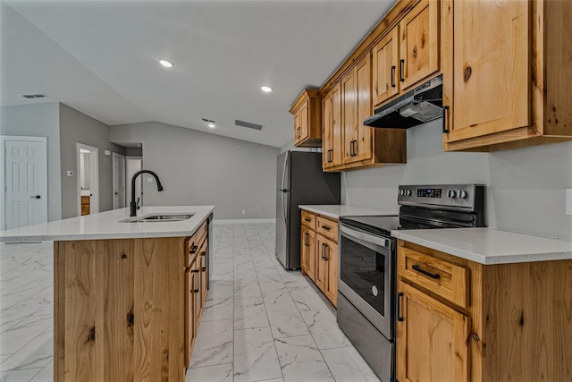 kitchen with vaulted ceiling, appliances with stainless steel finishes, sink, and a center island with sink