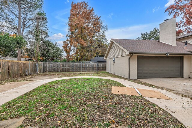 view of yard with a garage