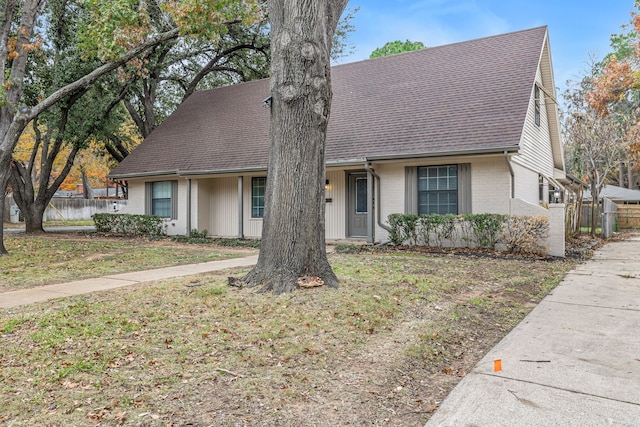 view of front of home featuring a front lawn