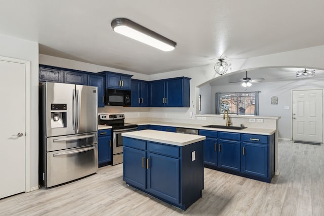 kitchen featuring blue cabinetry, a center island, sink, and stainless steel appliances