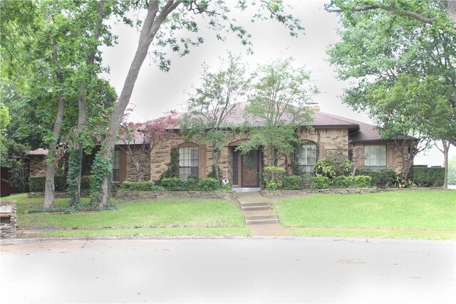 view of front facade with a front lawn