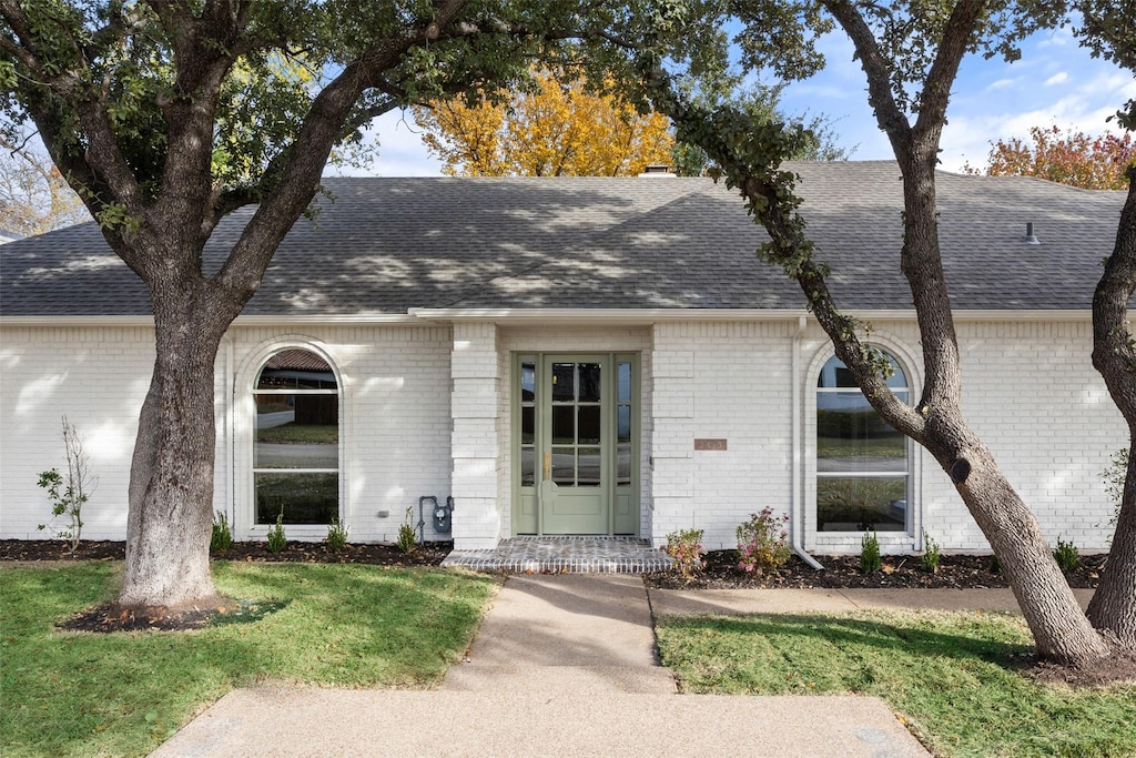 view of front of home featuring a front lawn