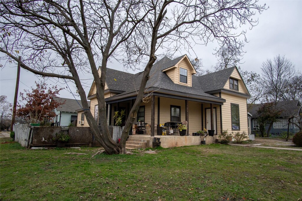 view of front of house featuring a porch and a front lawn