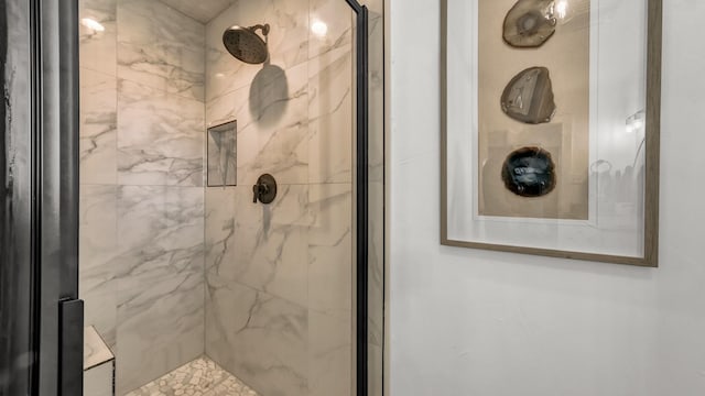 bathroom featuring tiled shower