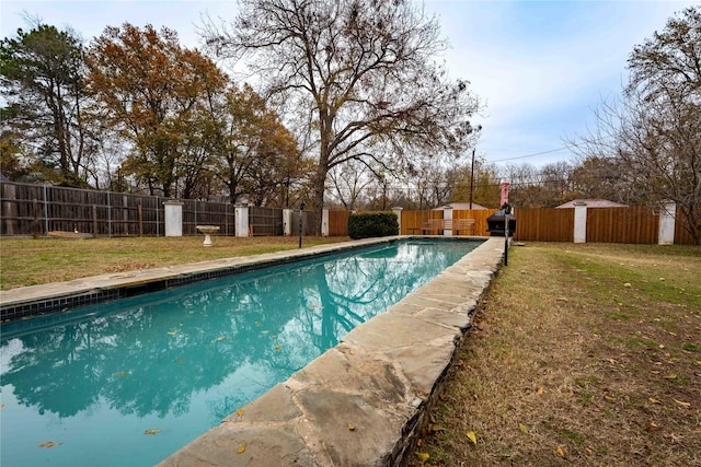 view of swimming pool featuring a lawn