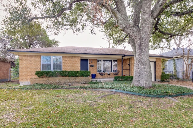 single story home with a front lawn