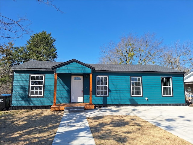 1826 Wellington St, Greenville, TX 75401 - view of front facade with a front yard and driveway