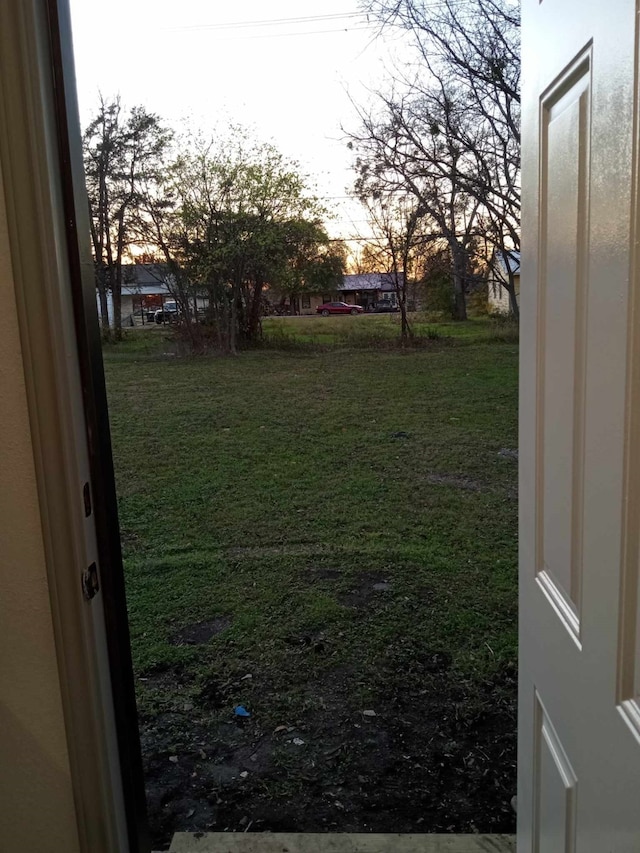 view of yard at dusk