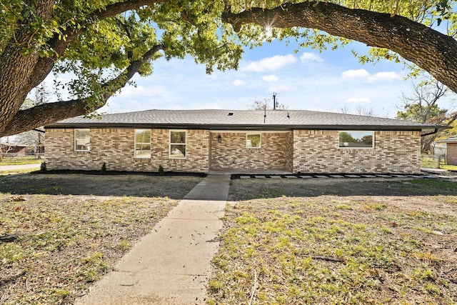 view of front of home featuring a front lawn