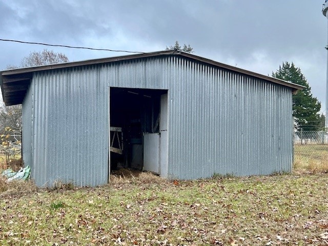 view of outdoor structure with a yard