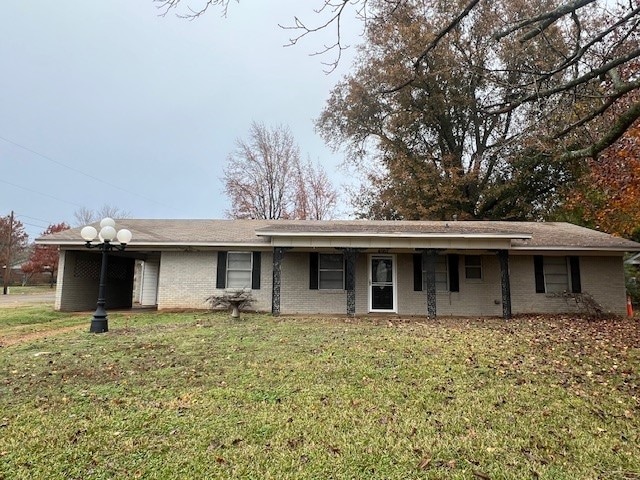 view of front of property featuring a front lawn