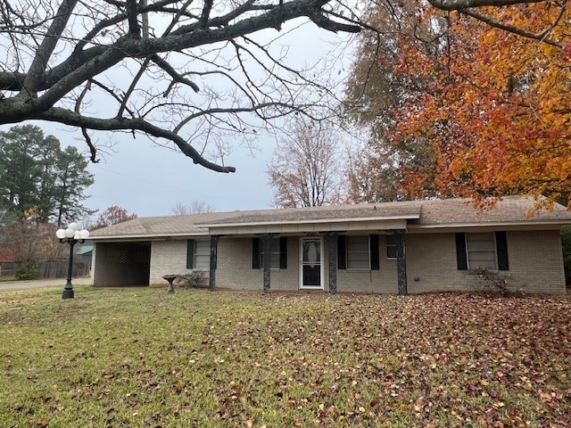 single story home featuring a front lawn