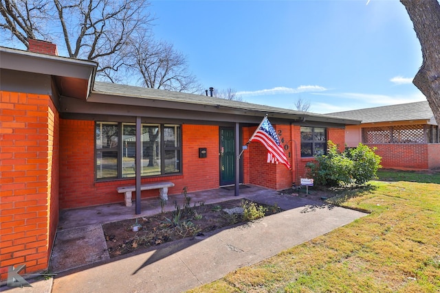 view of front of home featuring a front yard