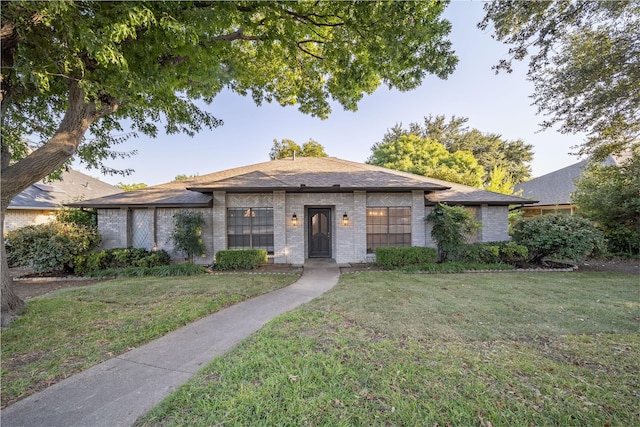 view of front of property featuring a front yard