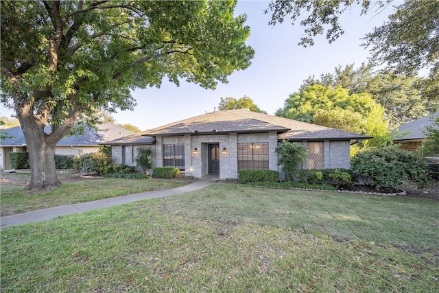 view of front of house with a front lawn