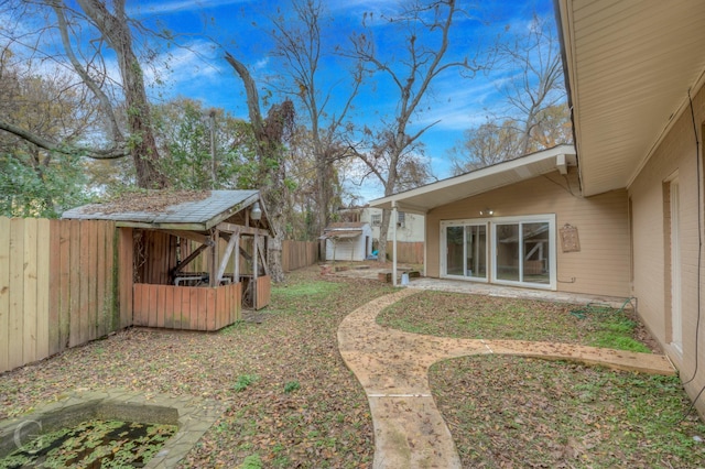 view of yard featuring a storage unit