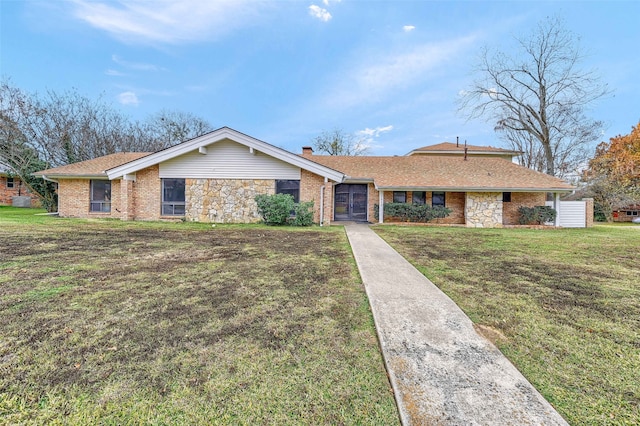 ranch-style home with a front yard