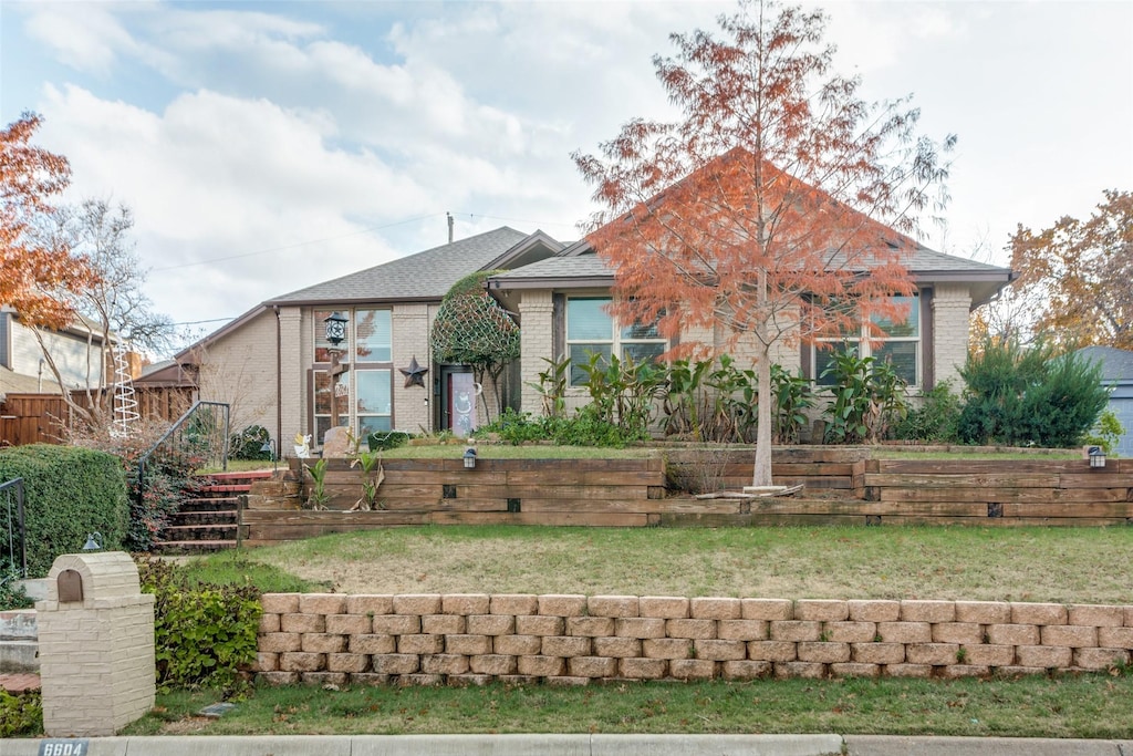 view of front of house with a front lawn