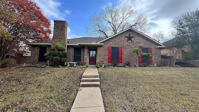 single story home with a front lawn