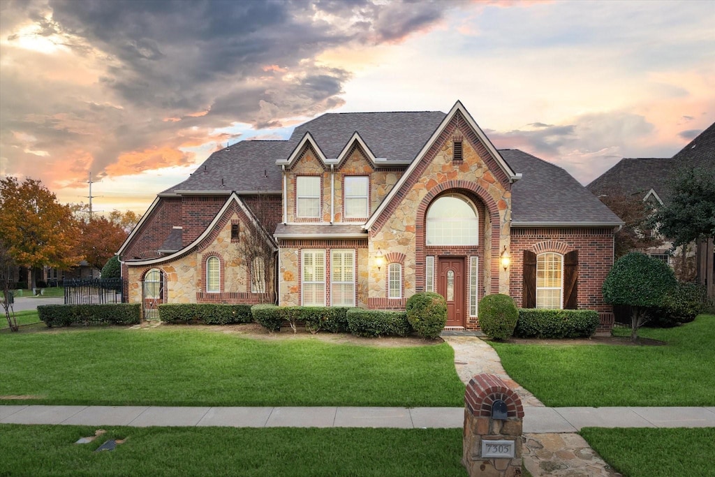 view of front facade with a lawn