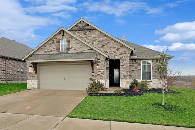 craftsman inspired home featuring a front yard