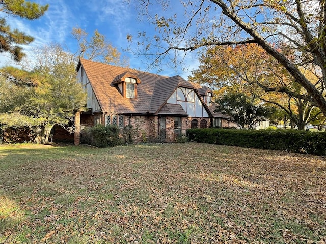 view of side of property featuring a lawn