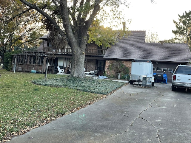 view of front of property featuring a front yard