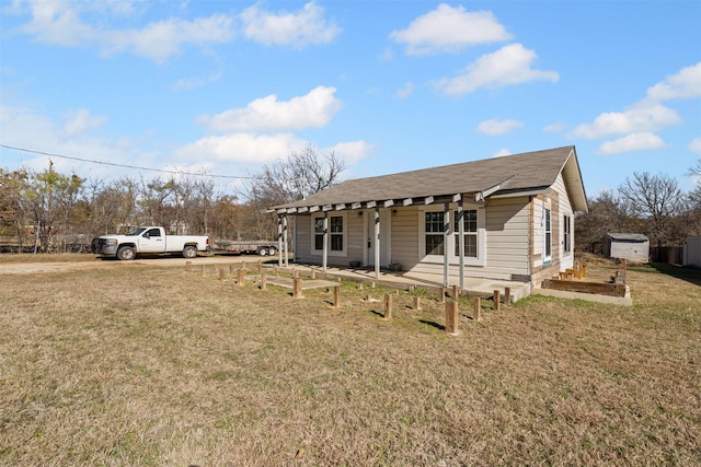 view of front facade featuring a front yard and covered porch