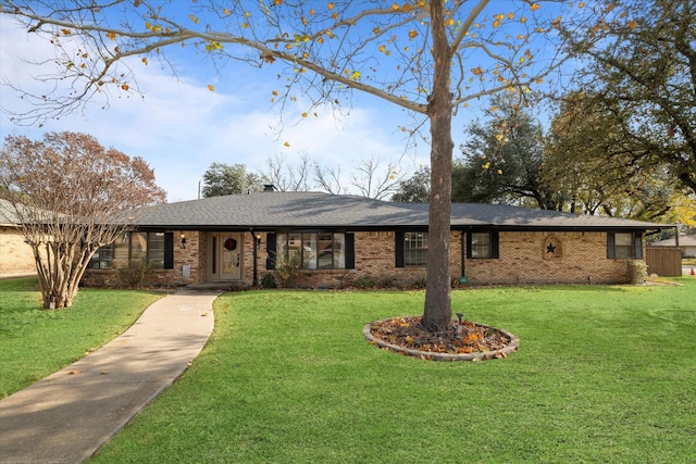 ranch-style house featuring a front yard