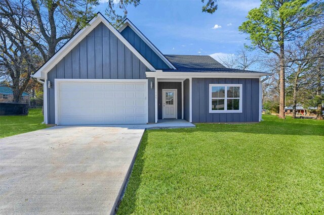 view of front of property featuring a front lawn and a garage