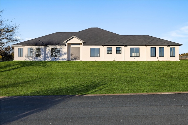 view of front of house featuring a front lawn