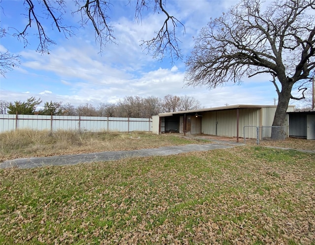 view of yard with an outbuilding