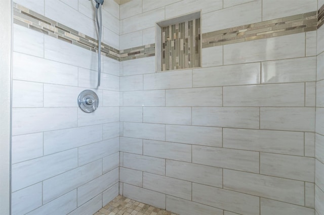 bathroom featuring a tile shower