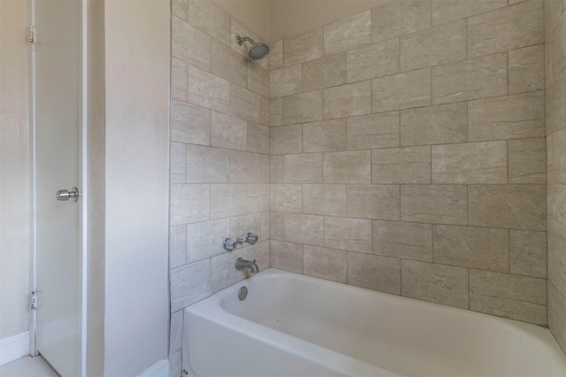 bathroom featuring tiled shower / bath